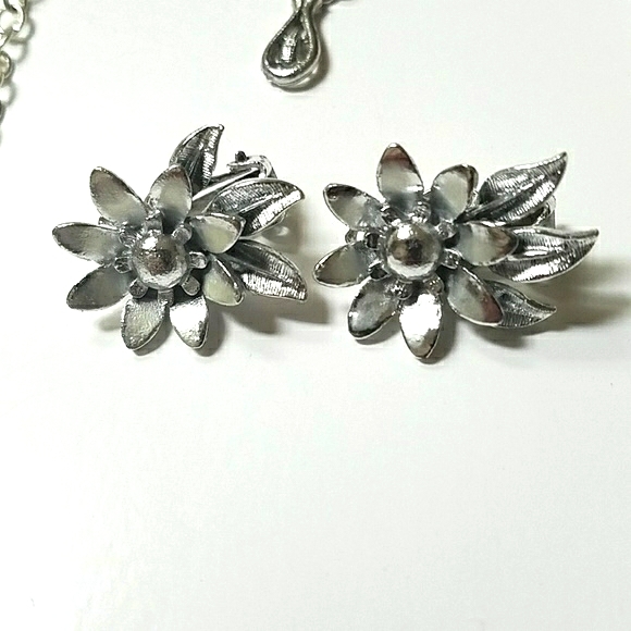 Vintage Silver Tones Flower Necklaces Set - Picture 4 of 9